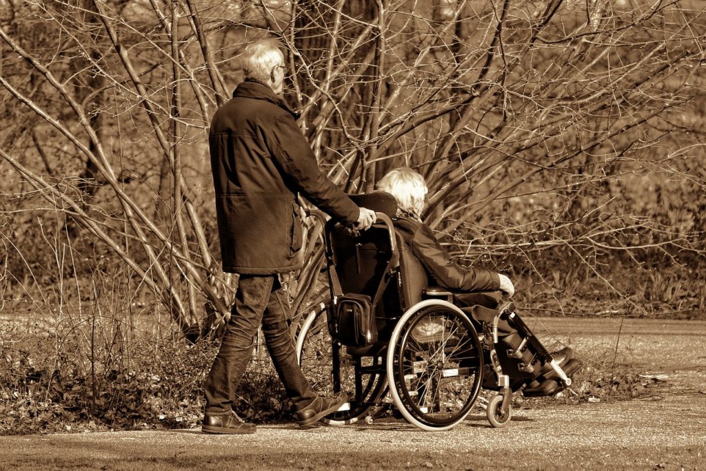 älteres Paar bei einem Spaziergang im Park